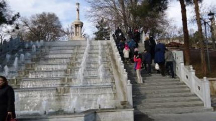 Sincan Belediyesinden Okul Birincilerine Karne Hediyesi