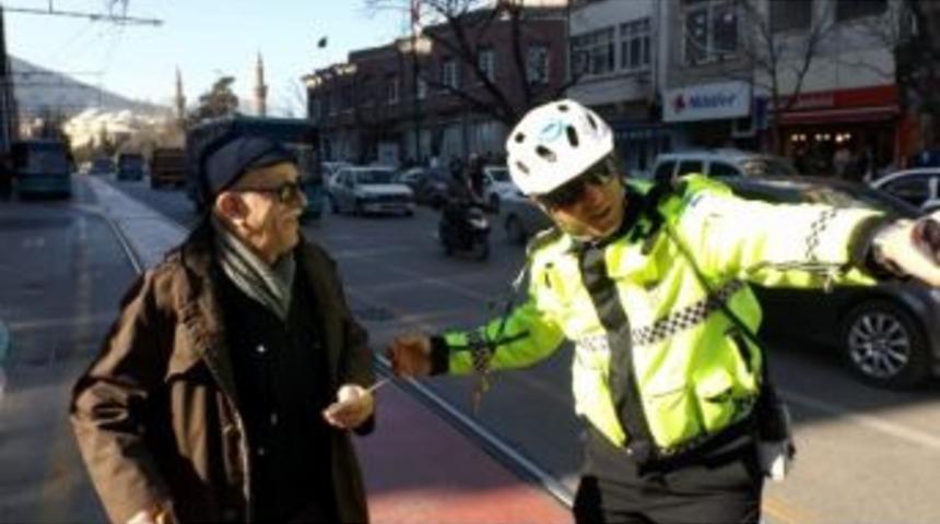 Polis Alt Ge&ccedil;idi Kullanmayan Vatandaşlara Broş&uuml;r Dağıttı