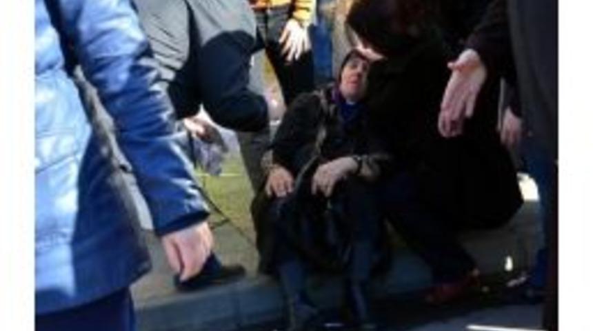 Kendisine &Ccedil;arpan Ara&ccedil;la Hastaneye Kaldırıldı