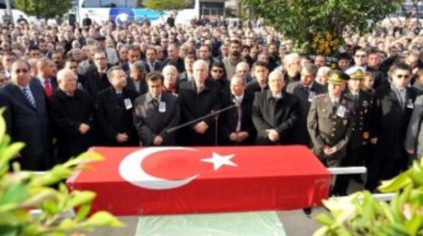 Eski İ&ccedil;işleri Bakanı R&uuml;şt&uuml; Kazım Y&uuml;celen Son Yolculuğuna Uğurladı