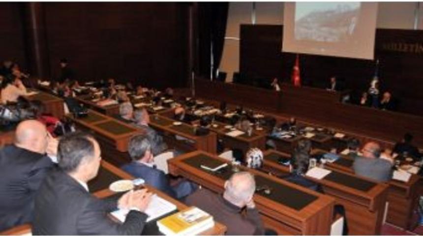 Başkan G&uuml;mr&uuml;k&ccedil;&uuml;oğlu&rsquo;ndan Meclis &Uuml;yelerine Teşekk&uuml;r Plaketi