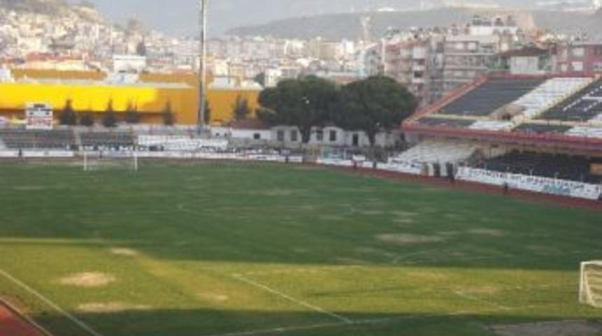 Adnan Menderes Stadında Zemine Tepki