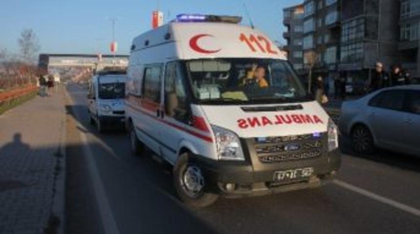 Otob&uuml;sten İnip Karşıya Ge&ccedil;erken Tır &Ccedil;arptı