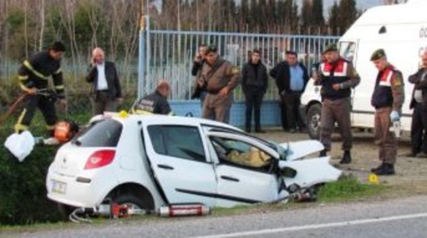 &Ouml;demiş&rsquo;te Trafik Kazası: 3 &Ouml;l&uuml;, 1 Yaralı