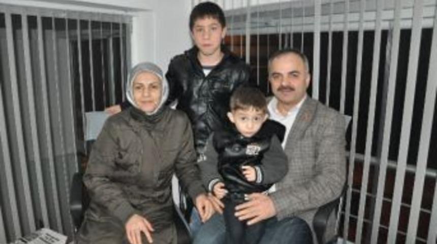 Annesi, Babası Tarafından &Ouml;ld&uuml;r&uuml;len İki Kardeşi Gurbet&ccedil;i Aile Evlat Edindi