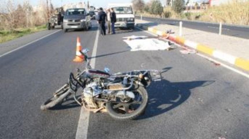 Kamyonun Altında Kalan Motosikletli Feci Şekilde Hayatını Kaybetti