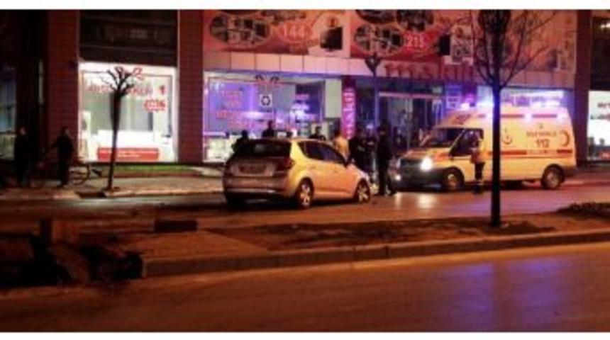 Virajı Alamayan Otomobil Ref&uuml;je &Ccedil;arpıp Karşı Şeride U&ccedil;tu