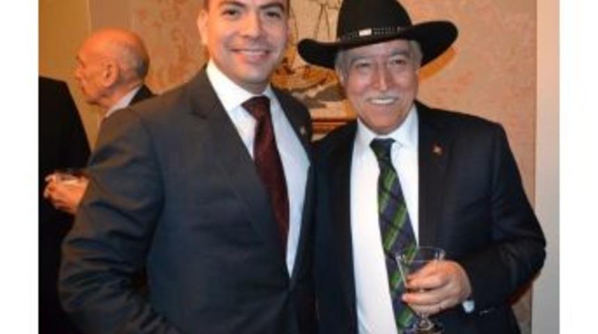 Abd&rsquo;li Kadın Başkandan Aldırmaz&rsquo;a Kovboy Şapkası