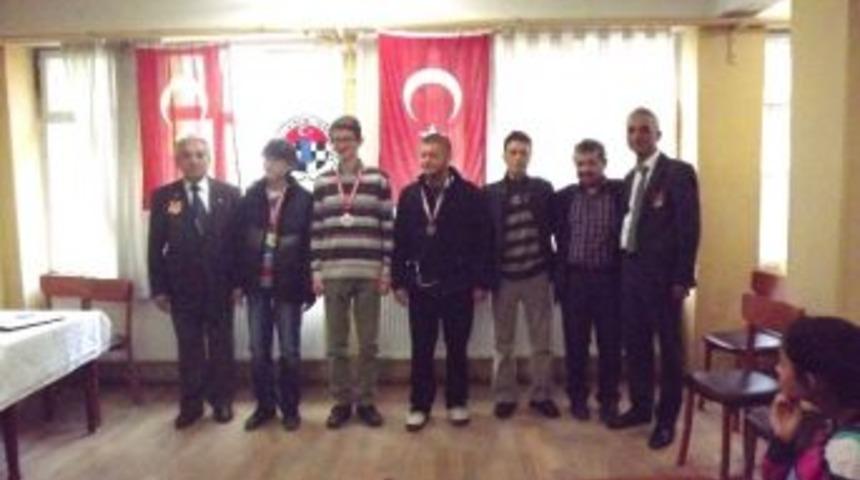 Gediz Anadolu İmam Hatip Lisesi Satran&ccedil; Turnuvası İl Birincisi Oldu