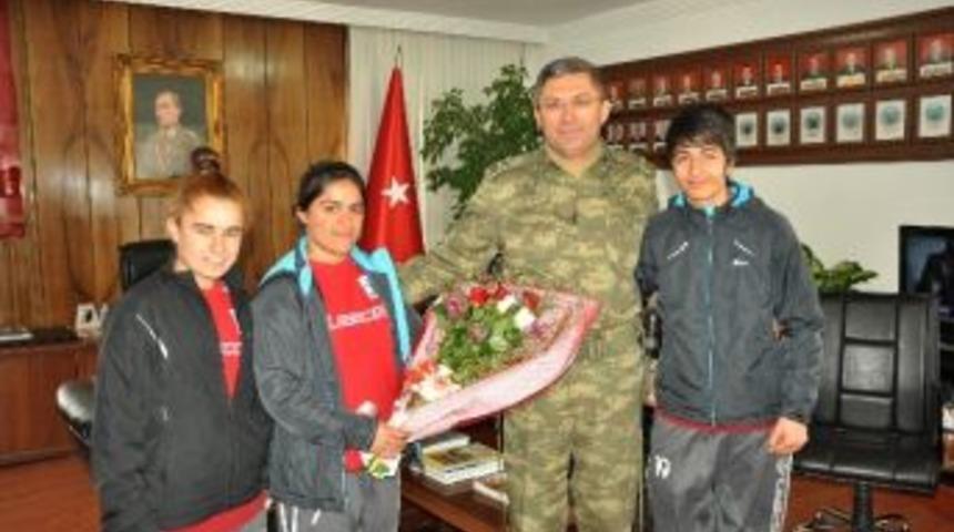 Tuğgeneral S&ouml;nmez Bayan Futbolcuları Makamında Kabul Etti