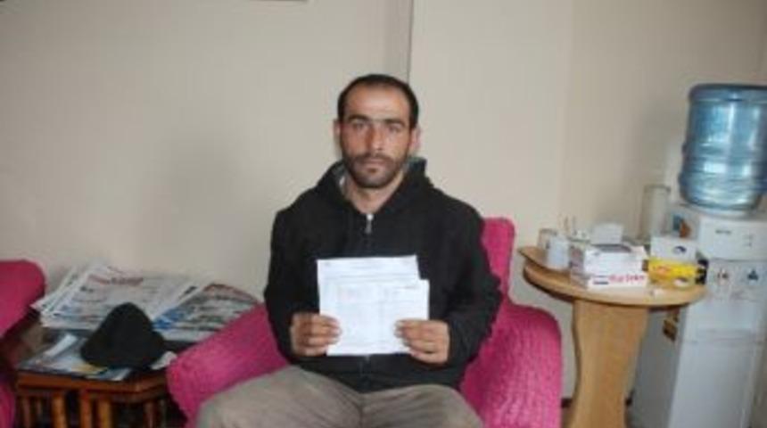 Kızının İla&ccedil;larını Alamayınca &Ccedil;atıya &Ccedil;ıkan Adam Yardım İstiyor
