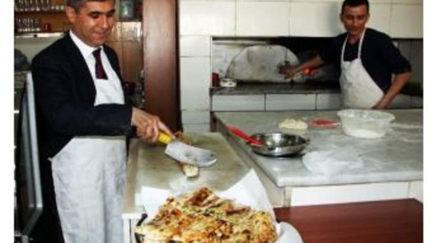 Ak Parti Adayı Pide Yaptı