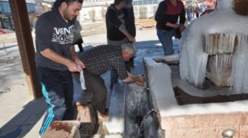 Buz Tutan Şadırvanda Abdest Alırken Zorlandılar