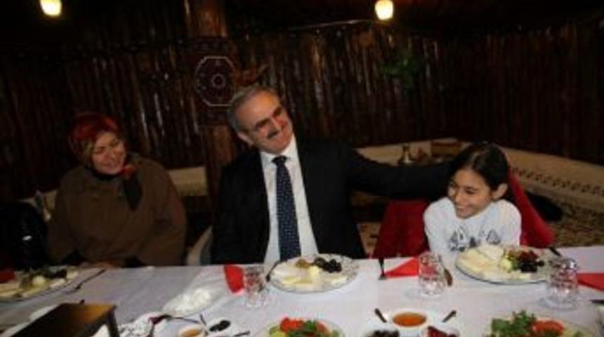 Karaloğlu, Sevgi Evleri Sakini &Ccedil;ocuklarla Kahvaltıda Buluştu