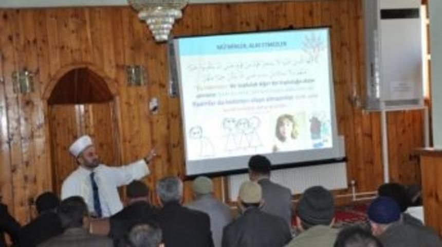 Mutki M&uuml;ft&uuml;s&uuml; Projeksiypon Cihazı İle Vaaz Veriyor