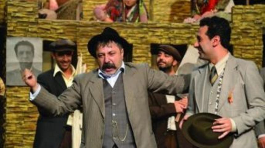 Yaşar Kemal&rsquo;in "teneke"si Adana'da