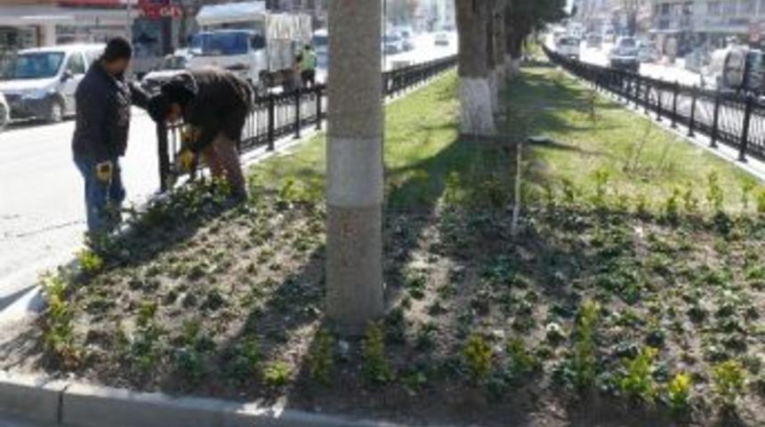 Bilecik'te Orta Ref&uuml;je Korkuluk Yapılıyor