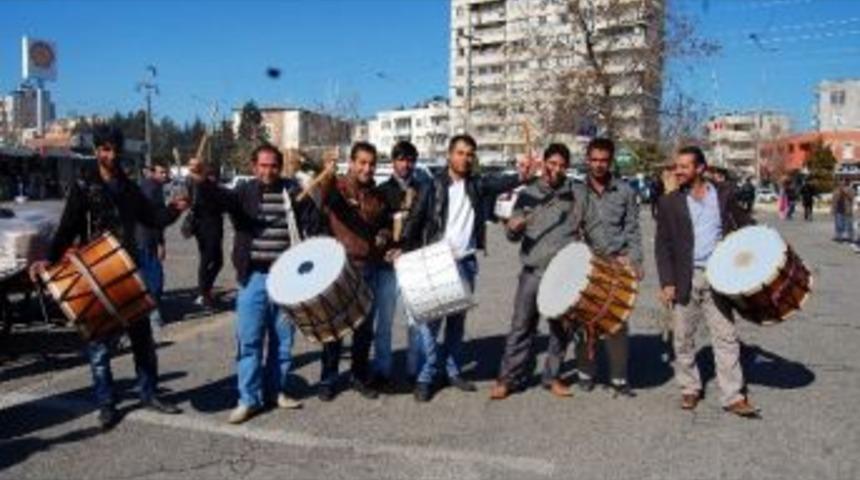 Davulcuların Y&uuml;z&uuml; Asker Uğurlamalarında G&uuml;l&uuml;yor