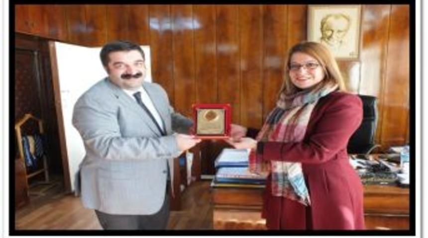 T&uuml;rk Kızılay&rsquo;ından Bilginoğlu&rsquo;na Plaket