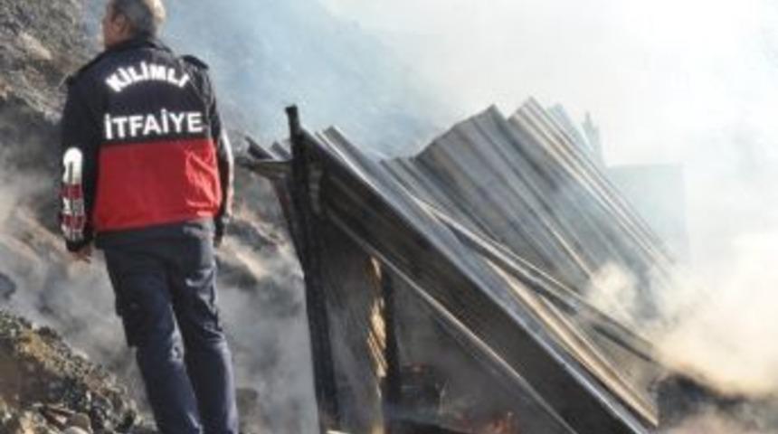 Deniz Kenarında Bulunan Baraka Yangında K&uuml;l Oldu