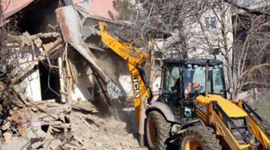 Suşehri Belediyesi Eski Yapıların Yıkımına Devam Ediyor