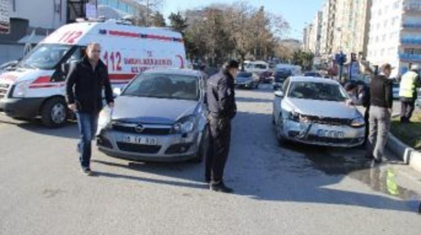 Samsun'da 2 Otomobil &Ccedil;arpıştı: 1 Yaralı