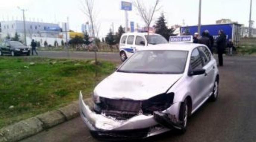 Kamyon S&uuml;r&uuml;c&uuml;s&uuml; Eğitim Aracına &Ccedil;arptı