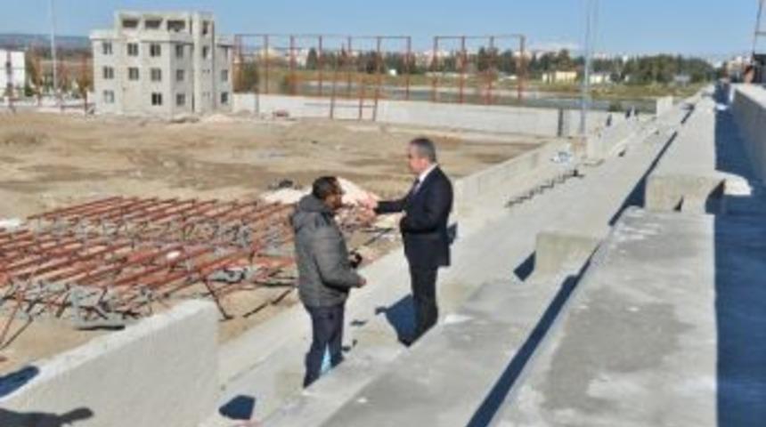 Başkan B&ouml;cek, Konyaaltı Spor Kompleksi İnşaatında İncelemelerde Bulundu