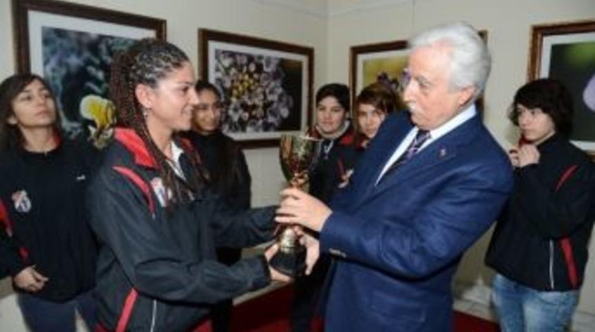 Sporculardan Aldırmaz'a &ldquo;teşekk&uuml;r Kupası&rdquo;