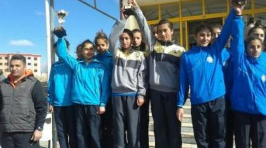 Kayserili Yıldız Atletler, Nevşehir'den Şampiyonlukla D&ouml;nd&uuml;