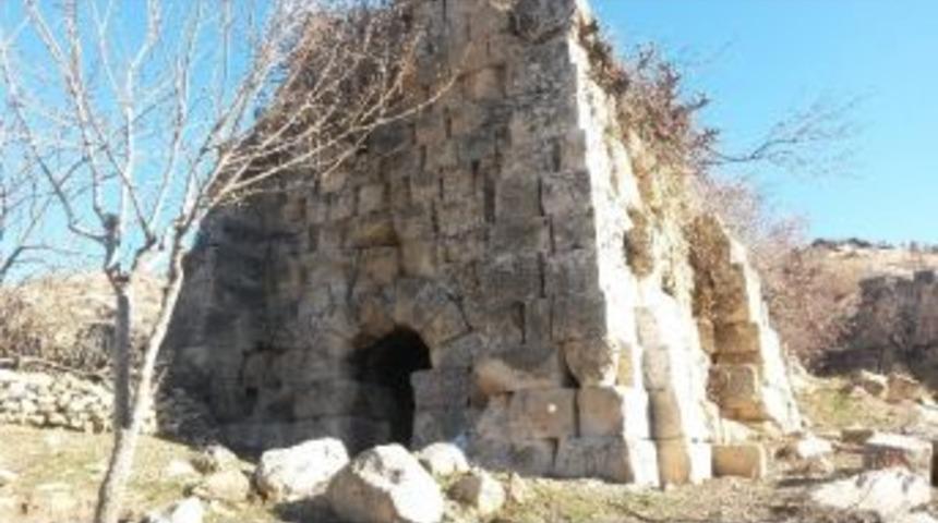 Derik Kalesi Restore Edilmeyi Bekliyor