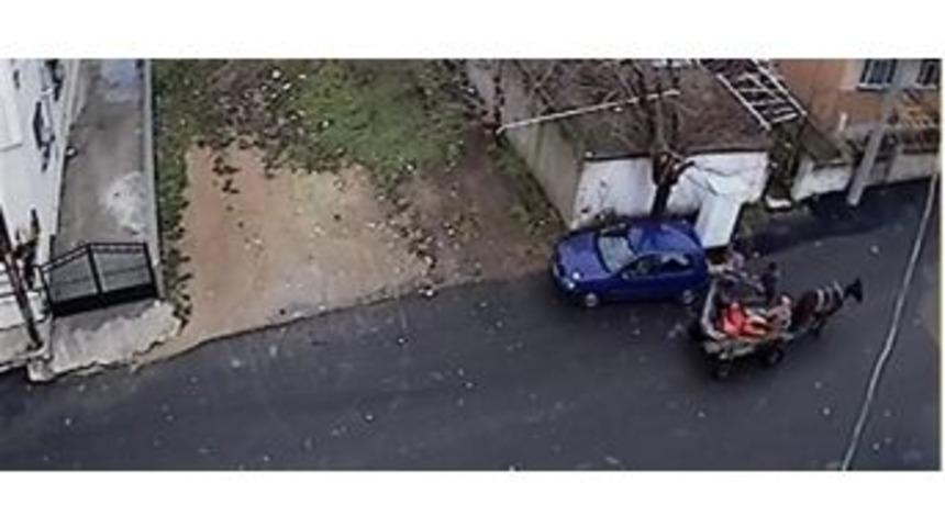 D&ouml;k&uuml;m Kapaklarını &Ccedil;alan Hırsızlar G&uuml;venlik Kamerasına Yakalandı