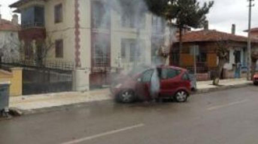 Bah&ccedil;e Hortumu İle Yanan Aracı S&ouml;nd&uuml;rd&uuml;