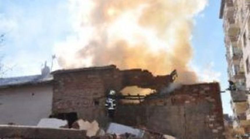 İneği Kurtarmak İ&ccedil;in Alevlerin Arasına Daldı