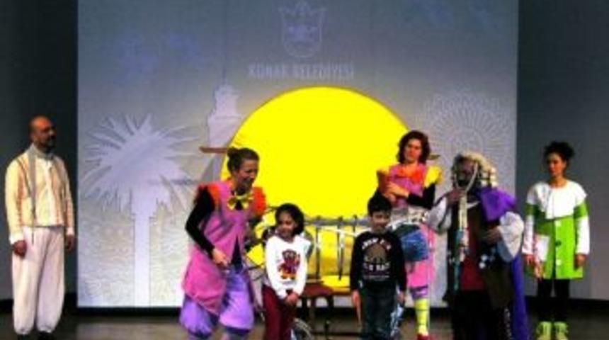 &Ccedil;ocuklara Karne Hediyesi Tiyatro G&ouml;sterimi