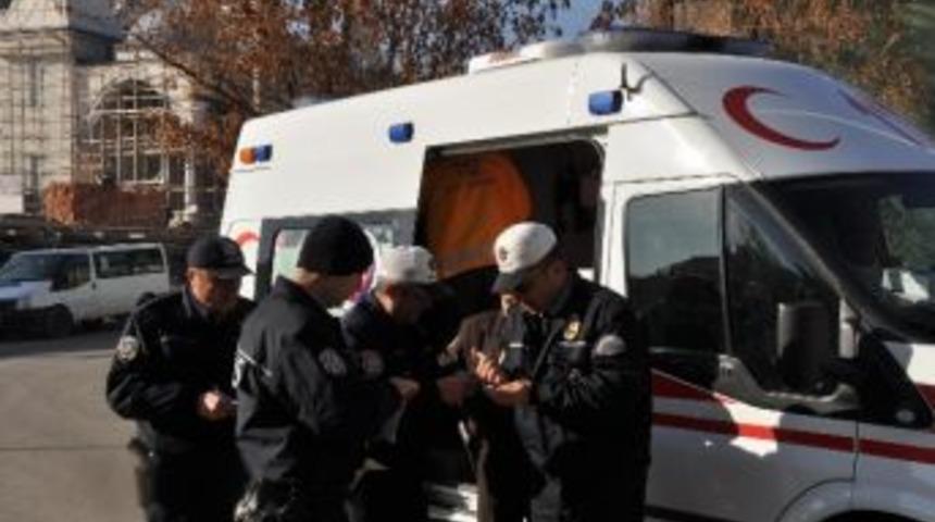 Kaldırıma &Ccedil;arpan Otomobil Devrildi: 1 Yaralı