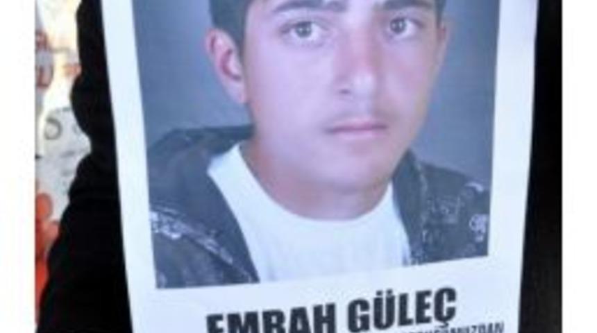 Baba Kayıp Oğlunu Afişlerle Arıyor