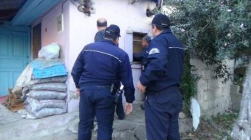 (&ouml;zel Haber) Yalnız Yaşayan Yaşlı Adam &Ouml;ld&uuml; Zannedilince Komşuları Seferber Oldu