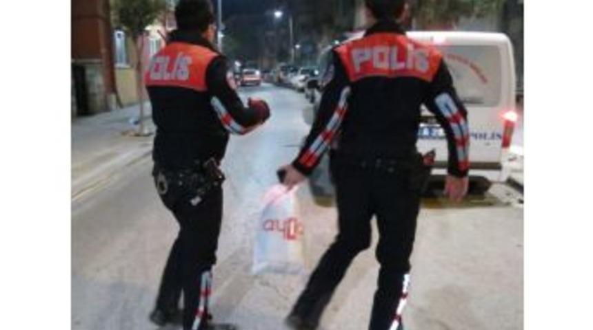 Polisten Ka&ccedil;arken Esrar Dolu Poşeti Yere Atan Zanlılar Yakalandı