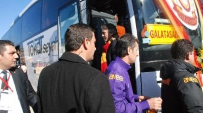 Galatasaray - Tokatspor Ma&ccedil;ında Taraftarlar Uzun Kuyruklar Oluşturdu