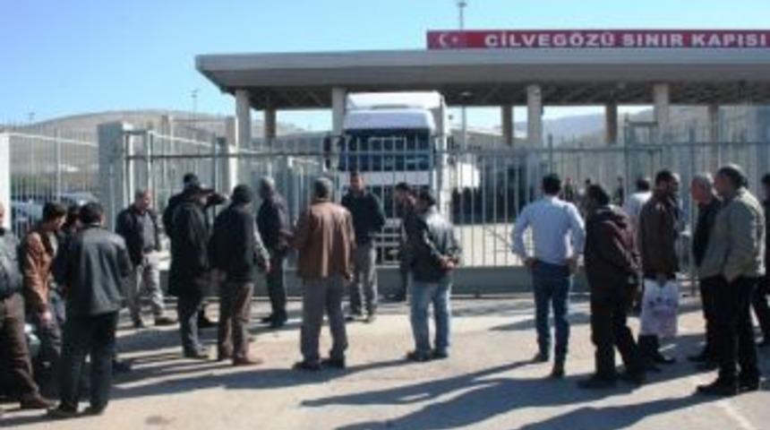 Taksiciler Cilveg&ouml;z&uuml; Sınır Kapısı'nda Eylem Yaptı