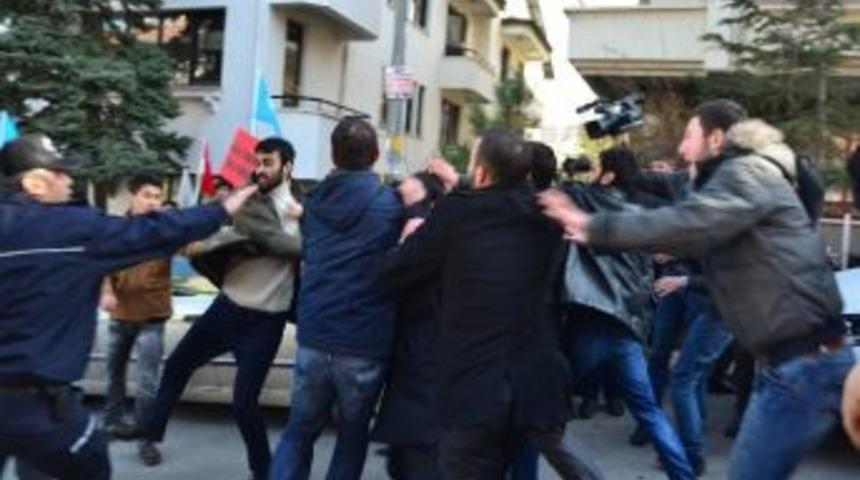 &Ccedil;in B&uuml;y&uuml;kel&ccedil;iliği &Ouml;n&uuml;nde Kavga