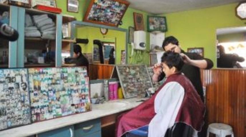 (&ouml;zel Haber) 54 Yılda Tıraş Olan M&uuml;şterilerinden 65 Bin Vesikalık Topladı