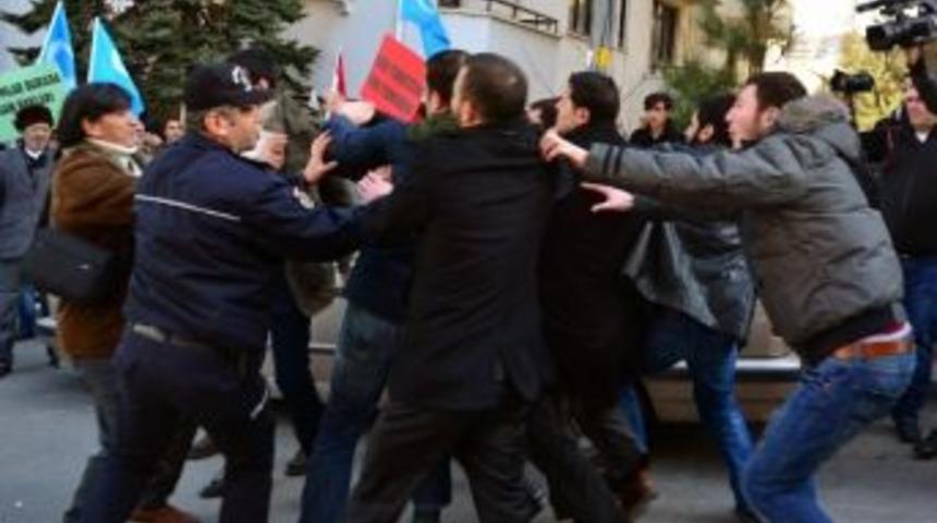 &Ccedil;in B&uuml;y&uuml;kel&ccedil;iliği &Ouml;n&uuml;nde Kavga