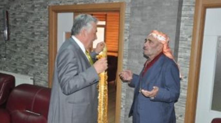 Sadak Dedesinin Poşusunu Bir Vatandaşa Hediye Etti