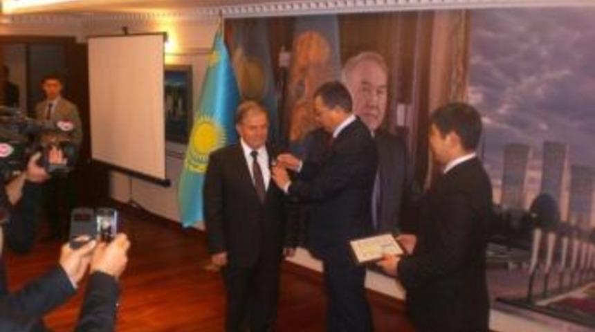 Prof. Dr. Abd&uuml;lkadir Yuvalı'ya Kazakistan-t&uuml;rkiye Dostluk Ve İşbirliği Madalyası Verildi