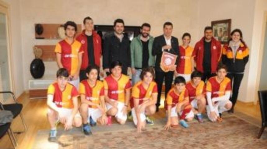 Galatasaray Futbol Okulu &Ouml;ğrencilerinden Başkan Kocadon&rsquo;a Ziyaret