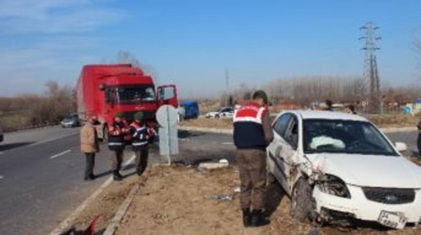 Sakarya'da Tır İle Otomobil &Ccedil;arpıştı: 5 Yaralı
