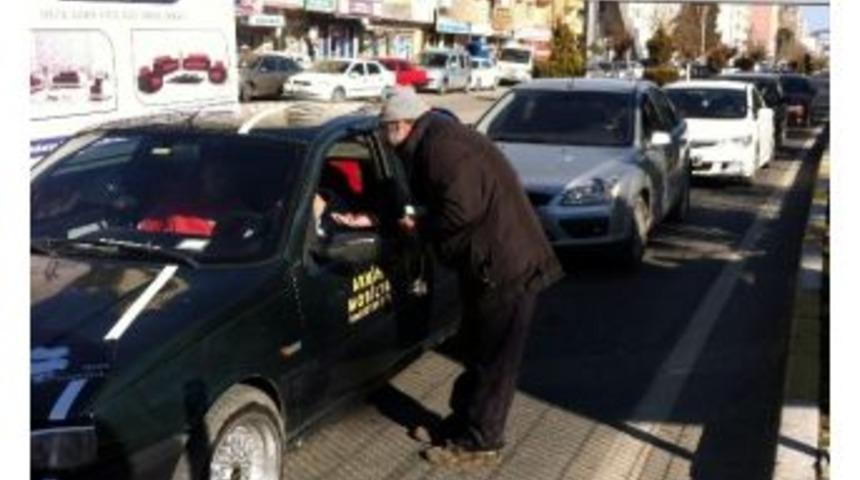 Trafiğe Aldırış Etmeden Cevşen Satmaya &Ccedil;alıştı