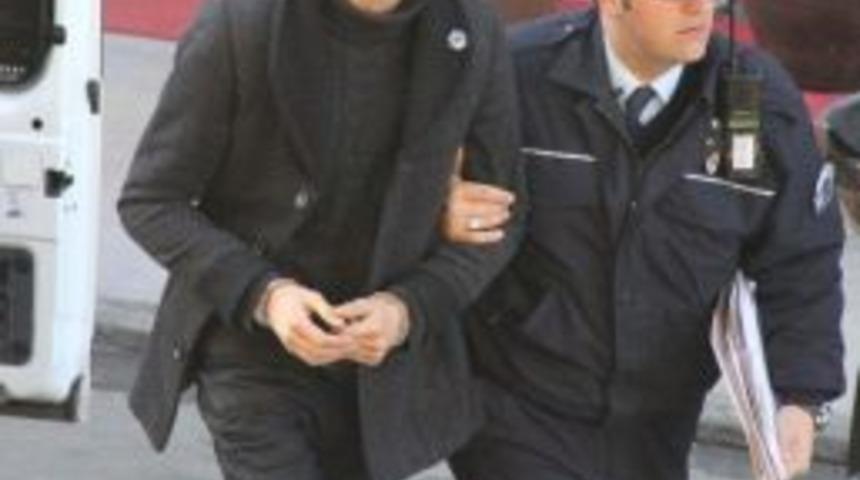 D&uuml;ğ&uuml;nde Kız Arkadaşına Bakan Genci Bı&ccedil;akladı